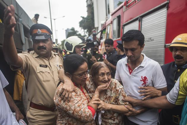 Fire brigade personnel rescued residents of Crystal Towers on Wednesday. (Pratik Chorge/HT) Fire brigade personnel rescued residents of Crystal Towers on Wednesday. (Pratik Chorge/HT)