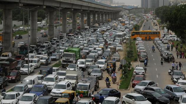 Vehicular traffic on Golf Course Road near Ansal Institute Technology chowk, Gurugram, Friday, August 3, 2018. The road has 16 lanes for motor vehicles but not even 1.5 metres of space for pedestrians.(Parveen Kumar/ HT Photo)