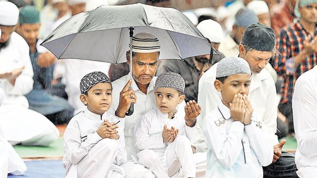 Despite the rains, Muslims turned up in large numbers, with some holding umbrellas, to offer prayers at Golibar Maidan in the city on the festival of Eid-ul-Adha on Wednesday. (RAHUL RAUT/HT PHOTO) Despite the rains, Muslims turned up in large numbers, with some holding umbrellas, to offer prayers at Golibar Maidan in the city on the festival of Eid-ul-Adha on Wednesday. (RAHUL RAUT/HT PHOTO)