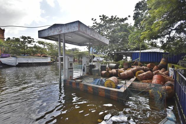 A view of a submerged petrol pump at Alappuzha district, Kerala, August 22 (Raj K Raj/HT PHOTO) A view of a submerged petrol pump at Alappuzha district, Kerala, August 22 (Raj K Raj/HT PHOTO)