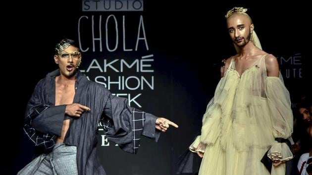 In a major win for gender fluid fashion, actor Prateik Babbar walks the ramp for Chola The Label in drag.(PTI)