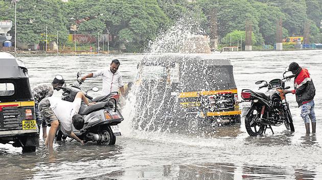 People clean their vehicles at Deccan after 15,129 cusecs of water was released from Khadakwasla dam into Mutha river on Sunday. The metro work going on in the city on the riverbed has been halted for a month. (HT PHOTO) People clean their vehicles at Deccan after 15,129 cusecs of water was released from Khadakwasla dam into Mutha river on Sunday. The metro work going on in the city on the riverbed has been halted for a month. (HT PHOTO)