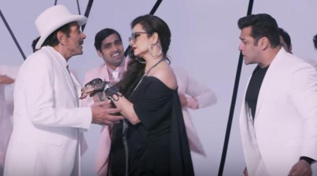 Yamla Pagla Deewana Phir Se song Rafta Rafta features Salman Khan, Dharmendra and Rekha.