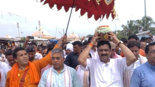 The ashes were immersed at the confluence of Ganga and the Bay of Bengal after a puja was held in the presence of West Bengal BJP president Dilip Ghosh, Mukul Roy and other senior party leaders at Gangasagar. (Twitter/BJP Bengal) The ashes were immersed at the confluence of Ganga and the Bay of Bengal after a puja was held in the presence of West Bengal BJP president Dilip Ghosh, Mukul Roy and other senior party leaders at Gangasagar. (Twitter/BJP Bengal)