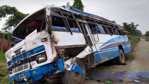 A bus carrying Kanwariyas met with an accident on NH-6 near Baheragora in Jharkhand, leaving three persons dead and 27 other pilgrims injured.(Manoj Kumar/ HT Photo)