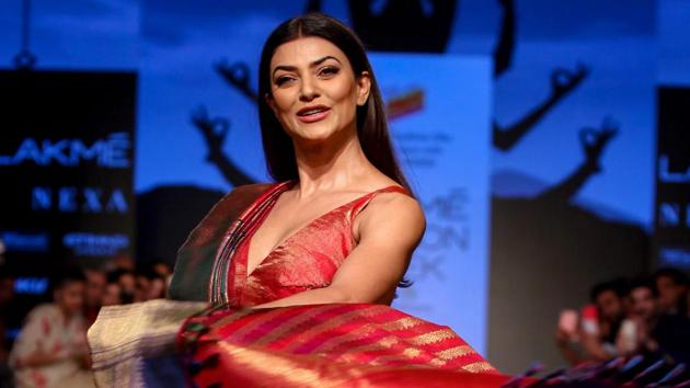 Sushmita Sen was a delight as she walked the ramp in this fusion Kanjivaram sari at LFW.(PTI)