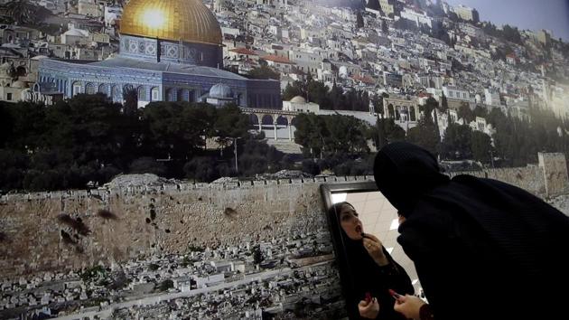 A Palestinian bride applies makeup during a mass wedding in Ramallah, in the occupied West Bank. (Mohamad Torokman / REUTERS)