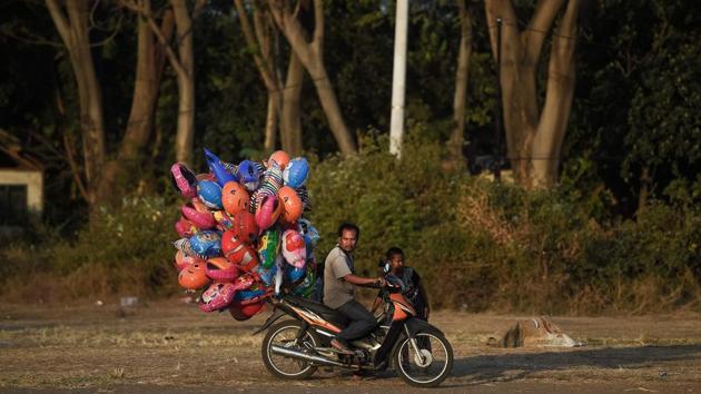A man sells balloons near the compounds of a temporary shelter in the village of Menangga Baris on Indonesia’s Lombok island. Aid agencies and officials rushed on August 21 to help survivors after the third quake disaster in less than a month on Lombok island. (Fred Dufour / AFP)