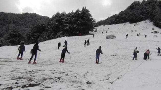 The government has been busy promoting Auli as a winter destination for the tourists, and its measures have succeeded in generating nearly <span class='webrupee'>?</span>4 crore of revenue annually. Besides Auli, Roopkund and Dayara Bugyal are other popular spots.(HT File Photo)