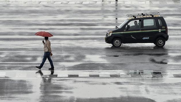The Ridge area received nearly 70mm of rain during the same time. Mungeshpur, close to Delhi-Haryana border in northwest Delhi and Najafgarh, also received close to 70mm of rain.(PTI)