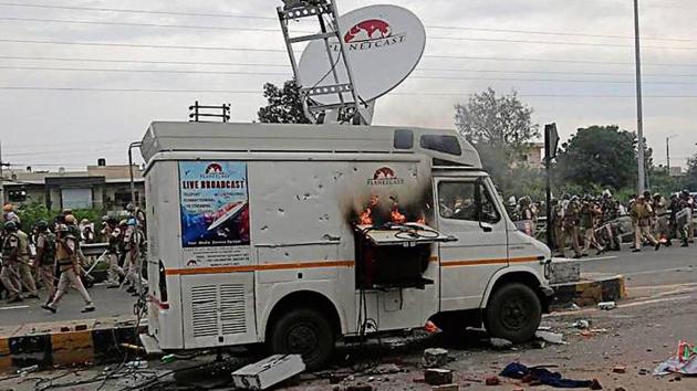 An outside broadcasting van damaged during the rioting and arson in Panchkula. Vehicles, including cars, of around 50 journalists were gutted. The equipment of many photo and video journalists was also damaged.(HT File)