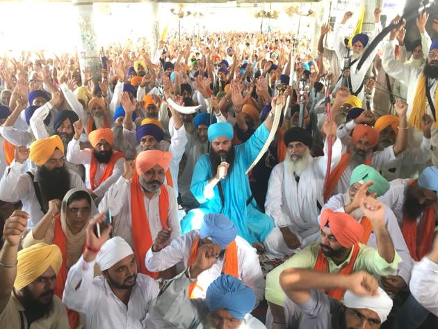 Sources said that with the visit, Cheema intended to outdo the ousted leader of opposition, Sukhpal Singh Khaira, who has visited the protesters three times. (HT photo) Sources said that with the visit, Cheema intended to outdo the ousted leader of opposition, Sukhpal Singh Khaira, who has visited the protesters three times. (HT photo)