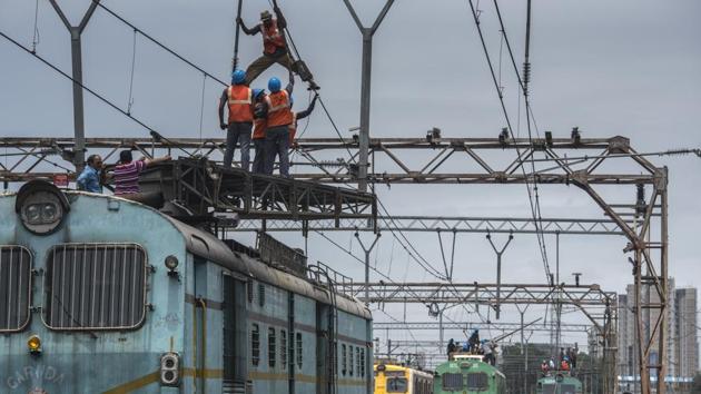Rpeairwork seen underway during a Mega Block between Andheri to Borivali stations on August 19, 2018 in Mumbai, Maharashtra. (Satish Bate / HT Photo) Rpeairwork seen underway during a Mega Block between Andheri to Borivali stations on August 19, 2018 in Mumbai, Maharashtra. (Satish Bate / HT Photo)