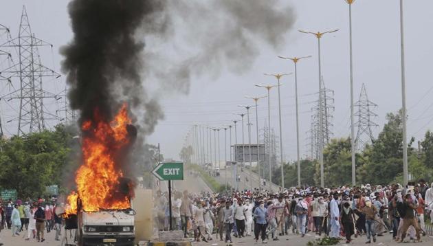 Dera followers attacked on of OB van after Dera Sacha Sauda chief Gurmeet Ram Rahim was convicted on August 25, 2017.(Keshav Singh/HT File Photo)