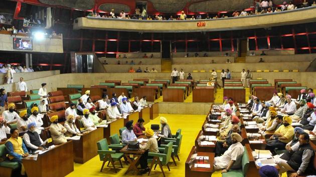 The Congress Legislature Party (CLP) headed by chief minister Captain Amarinder Singh in its meeting on Thursday decided to go on an offensive against the Akalis by fielding its firebrand leaders.(HT Photo) The Congress Legislature Party (CLP) headed by chief minister Captain Amarinder Singh in its meeting on Thursday decided to go on an offensive against the Akalis by fielding its firebrand leaders.(HT Photo)