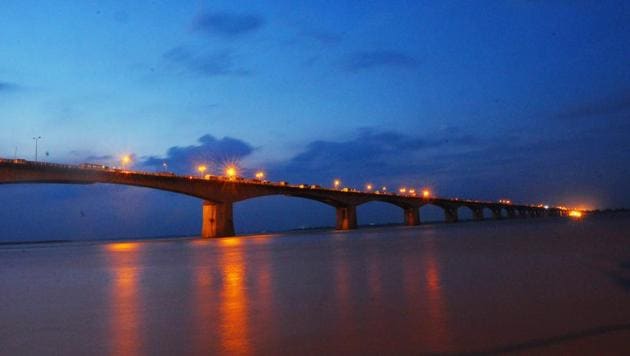 The setting sun lights up the Mahatma Gandhi Setu over river Ganga in Patna.(HT Representative Photo)