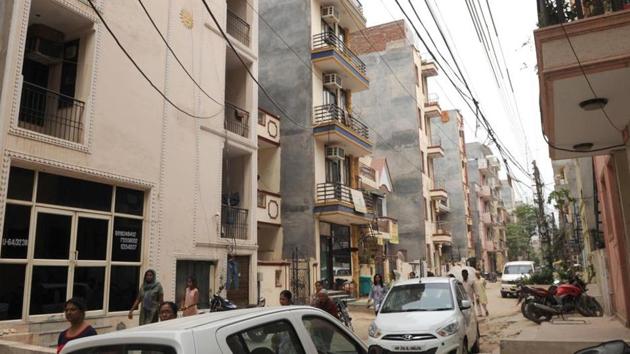 Builders and civic officials could not come to an agreement on a final date for the transfer of eight private colonies — DLF Phase 1-2-3, Sushant Lok Phase 1, Palam Vihar, Suncity, South City 1 and 2. (HT File Photo) Builders and civic officials could not come to an agreement on a final date for the transfer of eight private colonies — DLF Phase 1-2-3, Sushant Lok Phase 1, Palam Vihar, Suncity, South City 1 and 2. (HT File Photo)