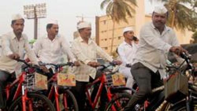 With the association of Mumbai dabbawalas, the teenager managed to collect and despatch the relief material. (Bhushan Koyande/HT) With the association of Mumbai dabbawalas, the teenager managed to collect and despatch the relief material. (Bhushan Koyande/HT)