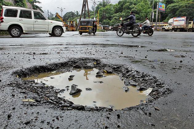 A huge crater at Brahmand junction in Manpada is yet to be filled.(Praful Gangurde/HT)