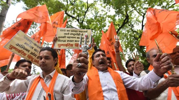 Members of United Hindu front (UHF) hold trishuls and burn ISIS and Pakistan flags to protest against the waving of both the flags in Kashmir on Eid, at Sansad Marg near Jantar Mantar on August 23, 2018 in New Delhis. (Anushree Fadnavis / HT Photo) Members of United Hindu front (UHF) hold trishuls and burn ISIS and Pakistan flags to protest against the waving of both the flags in Kashmir on Eid, at Sansad Marg near Jantar Mantar on August 23, 2018 in New Delhis. (Anushree Fadnavis / HT Photo)