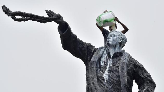 A Congress supporter washes Rajeev Gandhi’s statue with milk on the eve of his 74th birth anniversary near Parliament street on August 19, 2018 in New Delhi, India. (Sonu Mehta / HT Photo) A Congress supporter washes Rajeev Gandhi’s statue with milk on the eve of his 74th birth anniversary near Parliament street on August 19, 2018 in New Delhi, India. (Sonu Mehta / HT Photo)