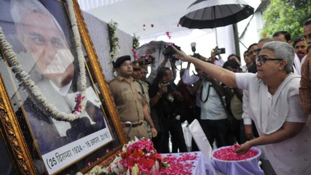 Atal Bihari Vajpayee’s ashes arrived in Lucknow, on August 25, 2018 in Uttar Pradesh. Union home minister Rajnath Singh, UP BJP chief Mahendra Nath Pandey along with Vajpayee's relatives brought the ashes from Delhi by a special plane and were recieved by Chief Minister Yogi Adityanath, governor Ram Naik and others. (Deepak Gupta / HT Photo) Atal Bihari Vajpayee’s ashes arrived in Lucknow, on August 25, 2018 in Uttar Pradesh. Union home minister Rajnath Singh, UP BJP chief Mahendra Nath Pandey along with Vajpayee's relatives brought the ashes from Delhi by a special plane and were recieved by Chief Minister Yogi Adityanath, governor Ram Naik and others. (Deepak Gupta / HT Photo)