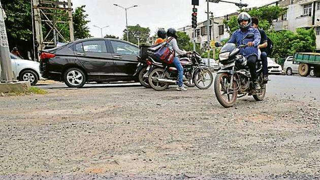 Bad roads found reference in the MCG’s assessment report of South City 2.(Kartik Wahie/HT PHOTO) Bad roads found reference in the MCG’s assessment report of South City 2.(Kartik Wahie/HT PHOTO)