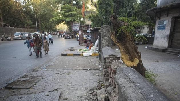 Spot where the tree fall incident happen in which Dinesh Sangle died at Dadar in Mumbai, India, on Friday, April 20, 2018 (HT Photo) Spot where the tree fall incident happen in which Dinesh Sangle died at Dadar in Mumbai, India, on Friday, April 20, 2018 (HT Photo)
