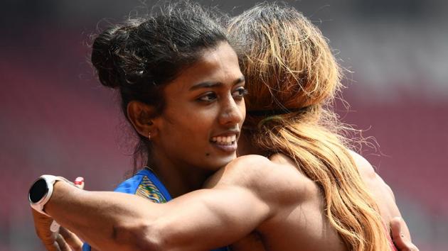 Bahrain's Oluwakemi Adekoya (R) hugs India's Anu Raghavan after competing in a heat at Asian Games 2018.(AFP)