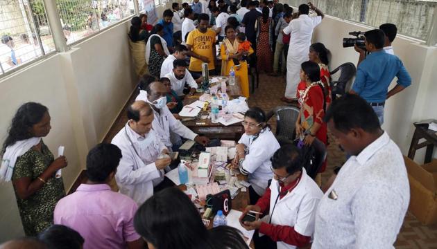 Doctors monitor the health of flood victims inside a school converted into a temporary relief camp, in Alappuzha on Sunday, Aug 26, 2018. There are 4,62,456 people in 1435 camps, the chief minister said.(PTI)