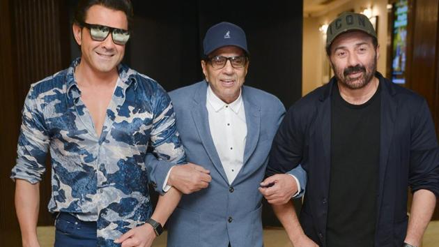 New Delhi: Bollywood actor Dharmandra with his sons Bobby Deol and Sunny Deol during a music launch for their upcoming film Yamla Pagla Deewana Phir Se, in New Delhi on Friday, August 24.(PTI)