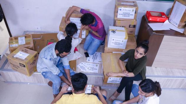 Students of Jai Hind pack essentials for distribution at a relief campo in Kerala(HT Photo) Students of Jai Hind pack essentials for distribution at a relief campo in Kerala(HT Photo)