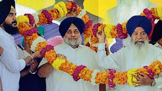 SAD president Sukhbir Singh Badal being garlanded during the political conference at Baba Bakala.(HT Photo) SAD president Sukhbir Singh Badal being garlanded during the political conference at Baba Bakala.(HT Photo)