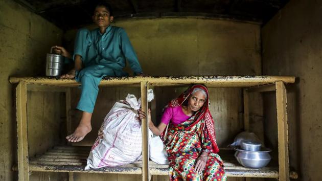 Hamida Begum never thought she would leave her land in Jessore and follow in the footsteps her seven sons who moved to Dhaka, but that is what she now faces. She has seen many cyclones in her 70 years, but the decade since Cyclone Ala has been the worst. Drought, frequent floods and storms as well fears of jungle animals have made life perilous. She leaves only memories in tow. (GMB Akash)