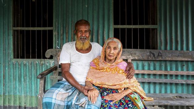 Kala Chan, nearly 100, once owned 116 bighas of land in Sariyakandi. A life of opulence for his family turned into penury with passing years as the Ganga swallowed all but 16 bighas of his land. He now lives in the 15th house he has built over the years due to river erosion. His children have departed to cities and the life of a large landowner has now been replaced by a helpless dependant. (GMB Akash)