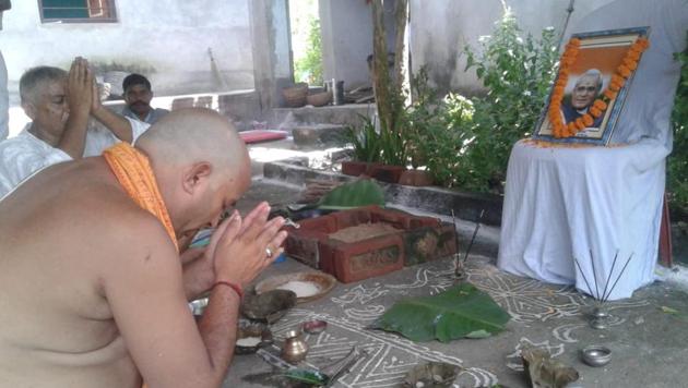 Pulakesh Patra performing the shradh ceremony at his house in Bankura district on Sunday. (HT Photo) Pulakesh Patra performing the shradh ceremony at his house in Bankura district on Sunday. (HT Photo)