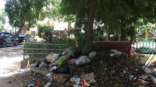 Garbage dump in Block C of Sushant Lok-1, Gurugram, August 26, 2018.(HT Photo)