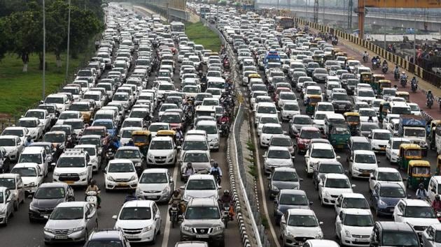 Traffic jam on Nizammudin bridge in New Delhi on Tuesday.(Mohd Zakir/HT Photo)