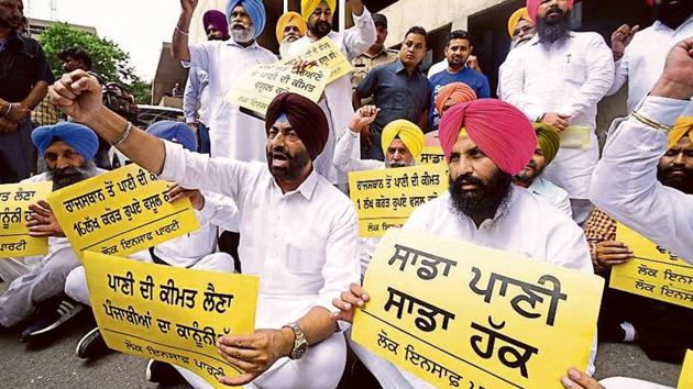 Aam Aadmi Party legislator Sukhpal Singh Khaira, Lok Insaaf Party leader Simarjeet Singh Bains and others protesting outside the Punjab Vidhan Sabha in Chandigarh on Monday (HT Photo) Aam Aadmi Party legislator Sukhpal Singh Khaira, Lok Insaaf Party leader Simarjeet Singh Bains and others protesting outside the Punjab Vidhan Sabha in Chandigarh on Monday (HT Photo)