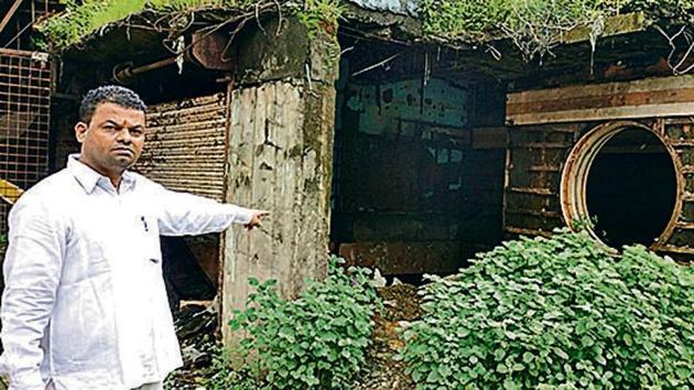 Dhananjay Junnarkar showing the breeding spot of mosquitoes.(HT PHOTO) Dhananjay Junnarkar showing the breeding spot of mosquitoes.(HT PHOTO)