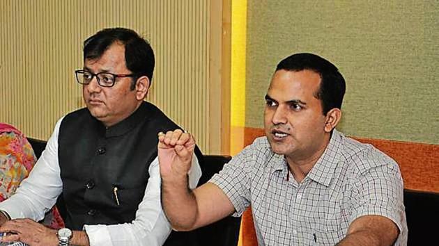 Mayor Davesh Moudgil and MC commissioner KK Yadav during a meeting in the MC office in Sector 17 on Monday. (HT Photo) Mayor Davesh Moudgil and MC commissioner KK Yadav during a meeting in the MC office in Sector 17 on Monday. (HT Photo)