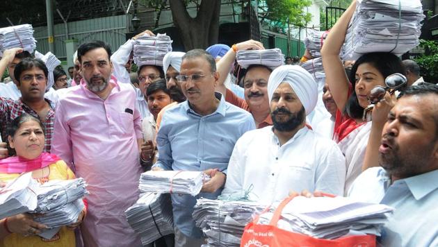 Aam Aadmi Party leaders on their way to Prime Minister Narendra Modi's residence with the ‘10 lakh’ letters from Delhi residents demanding full statehood on Monday.(HT PHOTO)