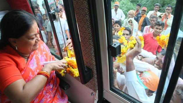 CM Vasundhara Raje greets people as her Gaurav Yatra passes through villages in Dungarpur.(HT File Photo)
