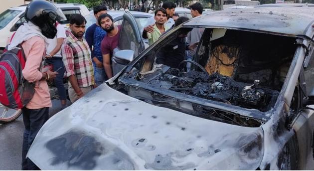 The driver of a SUV had a narrow escape after the vehicle he was travelling in caught fire near Omaxe Mall at Sohna Road on Monday evening.(Yogendra Kumar/HT PHOTO) The driver of a SUV had a narrow escape after the vehicle he was travelling in caught fire near Omaxe Mall at Sohna Road on Monday evening.(Yogendra Kumar/HT PHOTO)