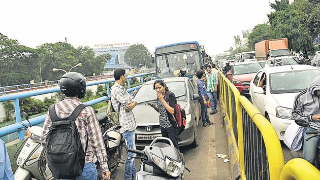 Passengers alight and walk after a bus broke down near Morwadi, Pimpri on Monday evening. This caused inconvenience to passengers apart from causing traffic congestion. (HT PHOTO) Passengers alight and walk after a bus broke down near Morwadi, Pimpri on Monday evening. This caused inconvenience to passengers apart from causing traffic congestion. (HT PHOTO)