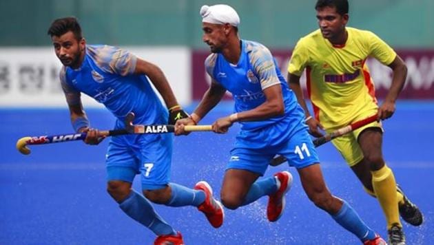 India's Manpreet Singh (left) and Mandeep Singh (center) vie for the ball with Sri Lanka's Mud I.K.J. Doranegala.(AP)