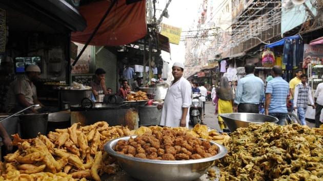 Pakoras are a ‘hot’ favourite during monsoons.(Saumya Khandelwal/HT)