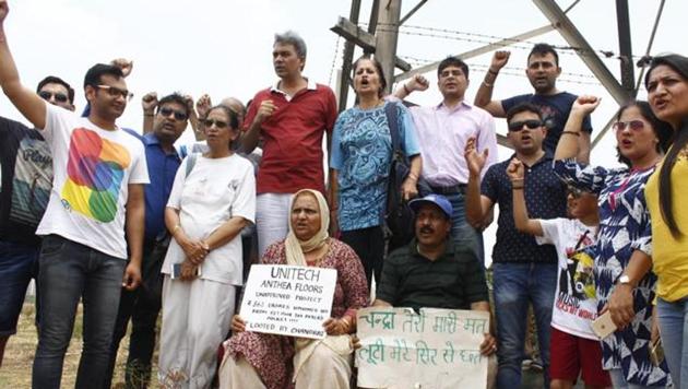 Buyers of Unitech Anthea floors hold a protest at the project site in sector 70, in Gurugram. (Yogendra Kumar/HT File Photo) Buyers of Unitech Anthea floors hold a protest at the project site in sector 70, in Gurugram. (Yogendra Kumar/HT File Photo)