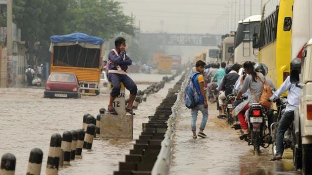 Traffic congestion at Delhi-Gurugram expressway near Hero Honda Chowk flyover after heavy rains in Gurugram, on Tuesday. (Parveen Kumar/HT Photo) Traffic congestion at Delhi-Gurugram expressway near Hero Honda Chowk flyover after heavy rains in Gurugram, on Tuesday. (Parveen Kumar/HT Photo)