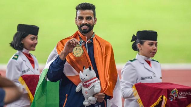 Gold medal winner India's Arpinder Singh at the medal ceremony of men's triple jump event. (PTI)